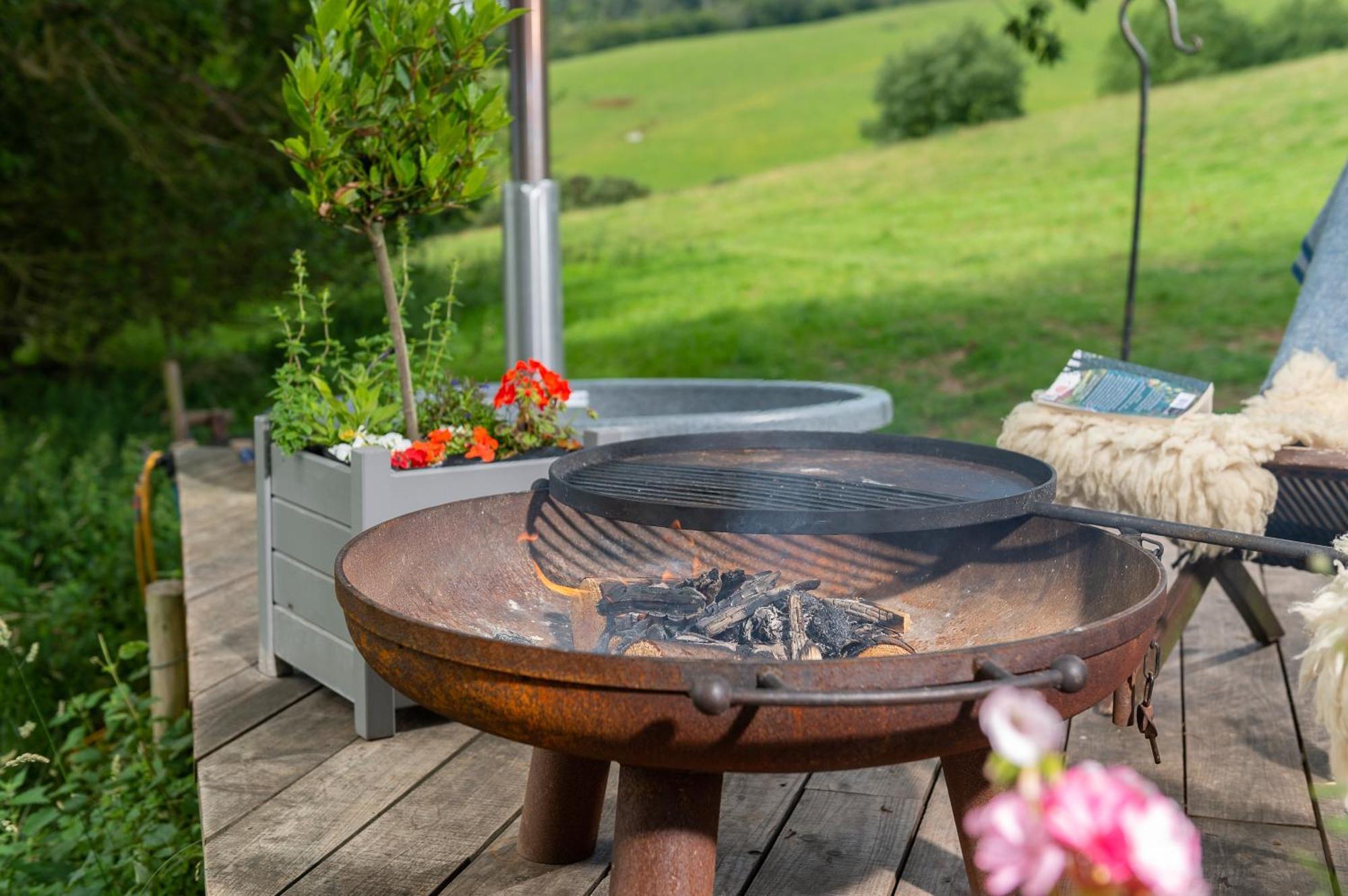 Tilbury Shepherd Huts With Hot Tubs Plus Holiday Cottages West Bagborough Eksteriør bilde